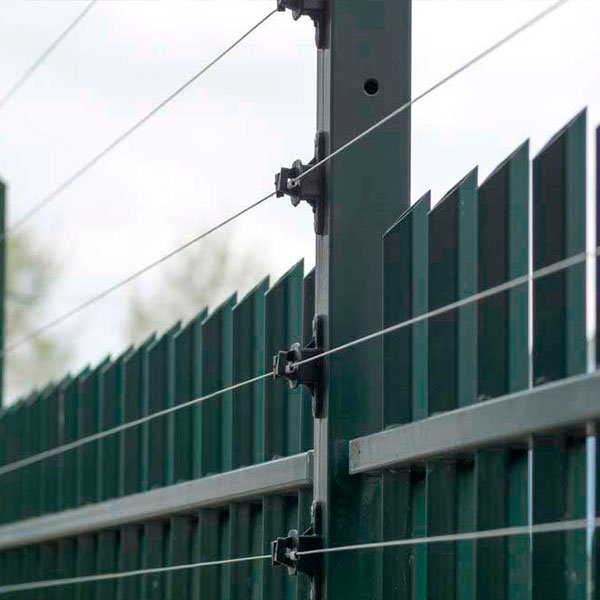 Cerca elétrica instalada sobre muro de empreendimento como sistema de proteção perimetral